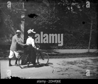 La leçon de bicyclette, Mlle Colomès, G. Compayre, Luchon, Septembre 1895. Série A. Hanau Nr. 29, TRU C 26 - Fonds Trutat. Stockfoto