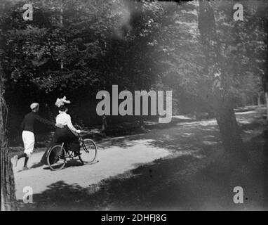 La leçon de bicyclette, Mlle Colomès, G. Compayre, Luchon, Septembre 1895. Série A. Hanau Nr. 31, TRU C 30 - Fonds Trutat. Stockfoto