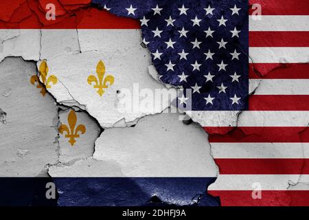 Flaggen von New Orleans und USA auf rissige Wand gemalt Stockfoto