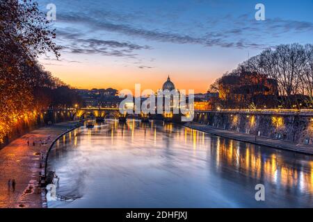 Dramatischer Sonnenuntergang über dem Petersdom und dem Tiber in Rom Stockfoto