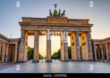 Das historische Brandenburger Tor in Berlin bei Sonnenuntergang ohne Menschen Stockfoto