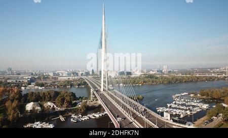 BELGRAD, SERBIEN - 20. Nov 2020: Die Ada-Brücke ist eine Kabelbrücke über den Fluss Sava in Belgrad, Serbien. Stockfoto