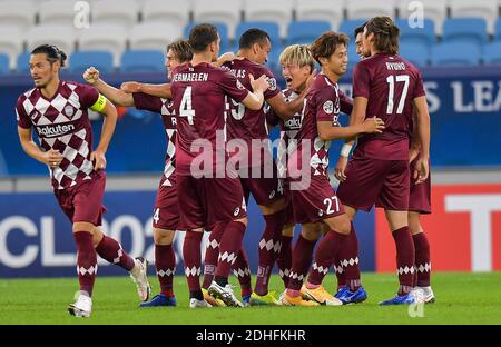 Doha, Katar. Dezember 2020. Kyogo Furuhashi (4. R) von Vissel Kobe feiert das Tor im Viertelfinale zwischen Vissel Kobe aus Japan und Suwon Samsung Bluewings aus Südkorea bei der AFC Champions League in Doha, Katar, 10. Dezember 2020. Quelle: Nikku/Xinhua/Alamy Live News Stockfoto