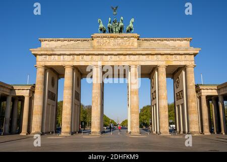 Das Brandenburger Tor in Berlin früh am Morgen ohne Menschen Stockfoto