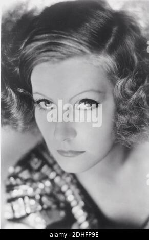 1930 , USA : die Filmschauspielerin GRETA GARBO in INSPIRATION ( 1931 - La modella ) von Clarence Brown , aus dem Drehbuch von Gene Markey , Kostümkleid von ADRIAN - MGM - Metro Goldwyn Mayer - FILM - HOLLYWOOD - KINO - FILM - Schauspielerin - Attrice - Scollatura - Ausschnitt - Halsausschnitt - ---- Archivio GBB Stockfoto