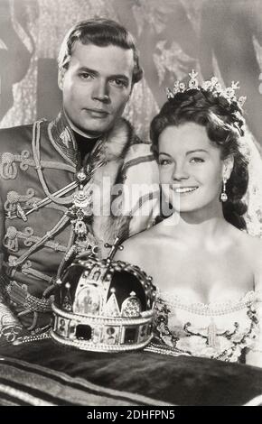 1955 , ÖSTERREICH : die Filmschauspielerin ROMY SCHNEIDER ( 1938 - 1982 ) als Königin des Hungrigen und Kaiserin SISSI Elisabeth Absburg von Österreich in "Sissi" von Ernst Marischka , KARL HEINZ BOHM als Kaiser Franz Josef - ATTRICE - FILM - FILM - KINO - ASBURGO - ABSBURGO - Portrait - ritratto - sorriso - Tiara - Corona - Krone - diamanti - Diamanten - Diamant - Diamant - Schmuck - Schmuck - Juwelen - gioiello - gioielli - scollatura - Ausschnitt - Nackenöffnung - Uniform militare - Medaillen - Dekorationen - Toson d' Oro - medaglia - medaglie - decorazioni - orecchino - o Stockfoto