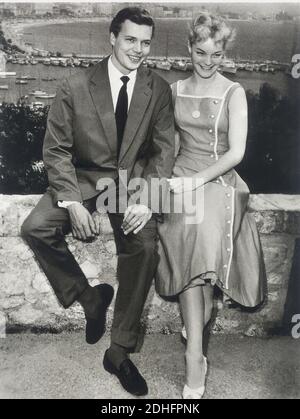 1955 , Cannes , FRANKREICH : die Filmschauspielerin ROMY SCHNEIDER ( 1938 - 1982 ) als Königin der Hungrigen und Kaiserin SISSI Elisabeth Absburg von Österreich in "Sissi" von Ernst Marischka , mit dem Schauspieler KARL HEINZ BOHM ( wie der Kaiser Franz Josef im Film ) In Cannes für das Festival du Cinema - ATTRICE - FILM - FILM - KINO - ASBURGO - ABSBURGO - Portrait - ritratto - Diamant - Schmuck - Schmuck - Juwelen - gioiello - gioielli - scollatura - Ausschnitt - Medaille -Halsschmuck - collana - Medaillon - sorriso - Lächeln - cravatta - tie ---- Archivio GBB Stockfoto