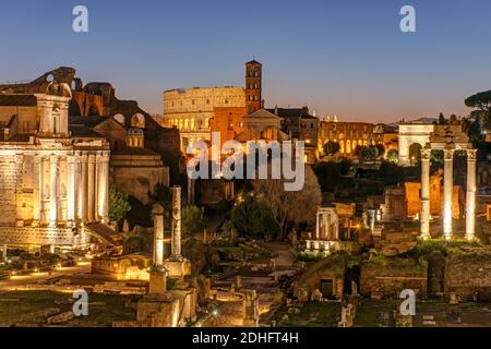 Blick über die Ruinen des Forum Romanum in Rom bei Sonnenaufgang mit dem Kolosseum im Hintergrund Stockfoto