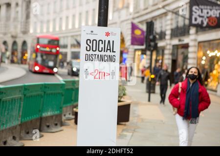 London, Großbritannien. Dezember 2020. Ein Blick auf Social Distancing Sign in Regent Street.London steht vor Tier 3 als covid19 Infektionsrate steigt in England. Kredit: SOPA Images Limited/Alamy Live Nachrichten Stockfoto