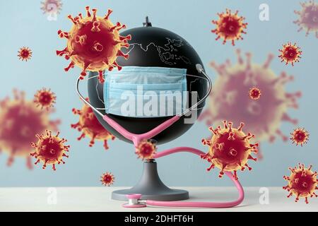 Globus mit medizinischer Maske und Stethoskop auf Tisch. Konzept der Coronavirus-Epidemie Stockfoto