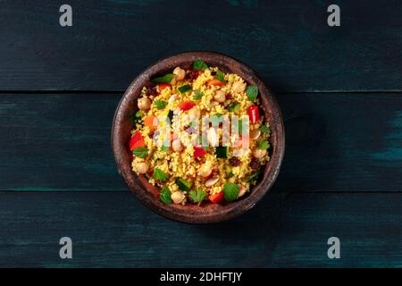 Marokkanischer Couscous, von oben geschossen Stockfoto