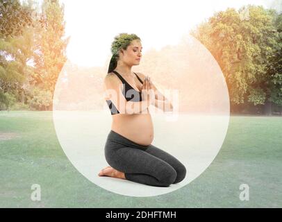 Doppelte Exposition von jungen schwangeren Frau tun Yoga und grün parken Stockfoto