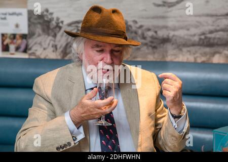 Toronto, Ontario, Kanada. Oktober 2018. Jim Murray wirbt für seine 2019 Whisky Bible bei Canadian Club Cocktails. Jim Murray ist ein englischer Schriftsteller, Journalist und ein bekannter Whisky-Kritiker. Quelle: Shawn Goldberg/SOPA Images/ZUMA Wire/Alamy Live News Stockfoto