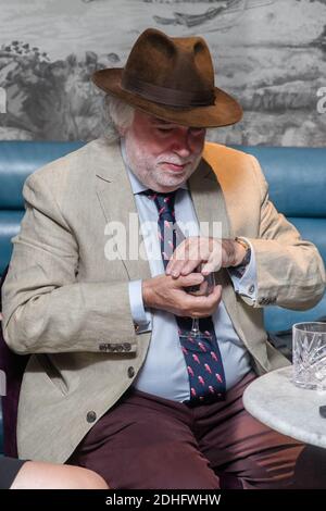 Toronto, Ontario, Kanada. Oktober 2018. Jim Murray wirbt für seine 2019 Whisky Bible bei Canadian Club Cocktails. Jim Murray ist ein englischer Schriftsteller, Journalist und ein bekannter Whisky-Kritiker. Quelle: Shawn Goldberg/SOPA Images/ZUMA Wire/Alamy Live News Stockfoto