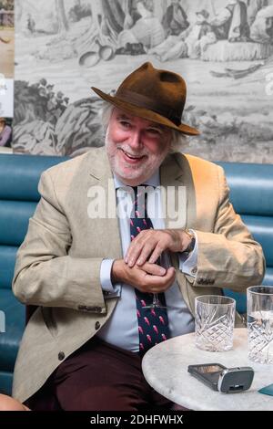 Toronto, Ontario, Kanada. Oktober 2018. Jim Murray wirbt für seine 2019 Whisky Bible bei Canadian Club Cocktails. Jim Murray ist ein englischer Schriftsteller, Journalist und ein bekannter Whisky-Kritiker. Quelle: Shawn Goldberg/SOPA Images/ZUMA Wire/Alamy Live News Stockfoto