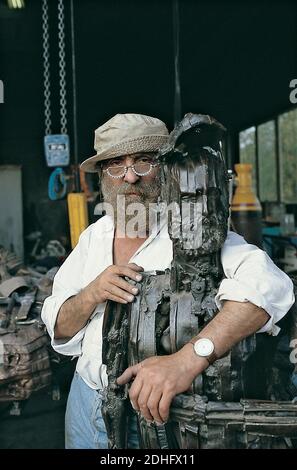 Datei Foto des Bildhauers Cesar in seiner Werkstatt in Paris, Frankreich im Jahr 1988. Die Retrospektive von Cesar Baldaccini im Centre Pompidou, die bis März 2018 läuft und rund 100 Stücke aus aller Welt versammelt, gehört zu den am meisten erwarteten des Jahres. Sie steht auch als erste vollständige Retrospektive des Künstlers über seine gesamte Karriere. Von seinen Anfängen in der Illustration im Alter von 25 Jahren bis zu seiner Meisterschaft in der Bildhauerei führte ihn sein Talent zu einem der großen Innovatoren der Kunst. Als einer der radikalsten Bildhauer des 20. Jahrhunderts, seine Werke entwickelt, wie er Stockfoto