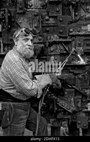 Datei Foto des Bildhauers Cesar in seiner Werkstatt in Paris, Frankreich im Jahr 1988. Die Retrospektive von Cesar Baldaccini im Centre Pompidou, die bis März 2018 läuft und rund 100 Stücke aus aller Welt versammelt, gehört zu den am meisten erwarteten des Jahres. Sie steht auch als erste vollständige Retrospektive des Künstlers über seine gesamte Karriere. Von seinen Anfängen in der Illustration im Alter von 25 Jahren bis zu seiner Meisterschaft in der Bildhauerei führte ihn sein Talent zu einem der großen Innovatoren der Kunst. Als einer der radikalsten Bildhauer des 20. Jahrhunderts, seine Werke entwickelt, wie er Stockfoto