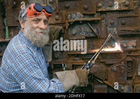 Datei Foto des Bildhauers Cesar in seiner Werkstatt in Paris, Frankreich im Jahr 1988. Die Retrospektive von Cesar Baldaccini im Centre Pompidou, die bis März 2018 läuft und rund 100 Stücke aus aller Welt versammelt, gehört zu den am meisten erwarteten des Jahres. Sie steht auch als erste vollständige Retrospektive des Künstlers über seine gesamte Karriere. Von seinen Anfängen in der Illustration im Alter von 25 Jahren bis zu seiner Meisterschaft in der Bildhauerei führte ihn sein Talent zu einem der großen Innovatoren der Kunst. Als einer der radikalsten Bildhauer des 20. Jahrhunderts, seine Werke entwickelt, wie er Stockfoto