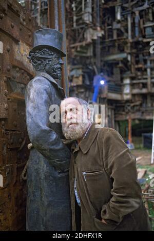 Datei Foto des Bildhauers Cesar in seiner Werkstatt in Paris, Frankreich im Jahr 1988. Die Retrospektive von Cesar Baldaccini im Centre Pompidou, die bis März 2018 läuft und rund 100 Stücke aus aller Welt versammelt, gehört zu den am meisten erwarteten des Jahres. Sie steht auch als erste vollständige Retrospektive des Künstlers über seine gesamte Karriere. Von seinen Anfängen in der Illustration im Alter von 25 Jahren bis zu seiner Meisterschaft in der Bildhauerei führte ihn sein Talent zu einem der großen Innovatoren der Kunst. Als einer der radikalsten Bildhauer des 20. Jahrhunderts, seine Werke entwickelt, wie er Stockfoto