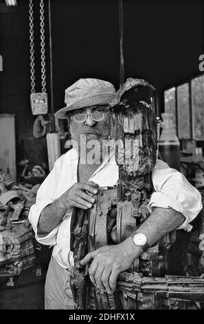 Datei Foto des Bildhauers Cesar in seiner Werkstatt in Paris, Frankreich im Jahr 1988. Die Retrospektive von Cesar Baldaccini im Centre Pompidou, die bis März 2018 läuft und rund 100 Stücke aus aller Welt versammelt, gehört zu den am meisten erwarteten des Jahres. Sie steht auch als erste vollständige Retrospektive des Künstlers über seine gesamte Karriere. Von seinen Anfängen in der Illustration im Alter von 25 Jahren bis zu seiner Meisterschaft in der Bildhauerei führte ihn sein Talent zu einem der großen Innovatoren der Kunst. Als einer der radikalsten Bildhauer des 20. Jahrhunderts, seine Werke entwickelt, wie er Stockfoto