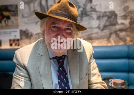 Toronto, Ontario, Kanada. Oktober 2018. Jim Murray wirbt für seine 2019 Whisky Bible bei Canadian Club Cocktails. Jim Murray ist ein englischer Schriftsteller, Journalist und ein bekannter Whisky-Kritiker. Quelle: Shawn Goldberg/SOPA Images/ZUMA Wire/Alamy Live News Stockfoto