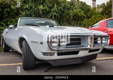 Tybee Island, GA - 3. Oktober 2020: 1968 Pontiac Firebird auf einer lokalen Auto-Show. Stockfoto