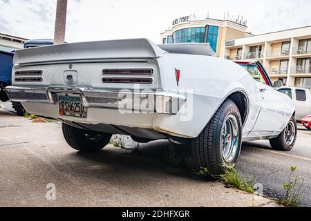 Tybee Island, GA - 3. Oktober 2020: 1968 Pontiac Firebird auf einer lokalen Auto-Show. Stockfoto