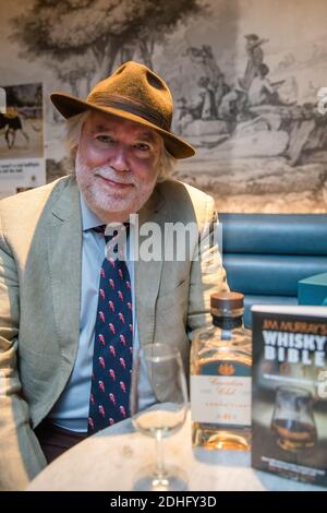 Toronto, Ontario, Kanada. Oktober 2018. Jim Murray wirbt für seine 2019 Whisky Bible bei Canadian Club Cocktails. Jim Murray ist ein englischer Schriftsteller, Journalist und ein bekannter Whisky-Kritiker. Quelle: Shawn Goldberg/SOPA Images/ZUMA Wire/Alamy Live News Stockfoto