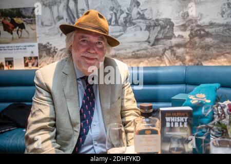 Toronto, Ontario, Kanada. Oktober 2018. Jim Murray wirbt für seine 2019 Whisky Bible bei Canadian Club Cocktails. Jim Murray ist ein englischer Schriftsteller, Journalist und ein bekannter Whisky-Kritiker. Quelle: Shawn Goldberg/SOPA Images/ZUMA Wire/Alamy Live News Stockfoto