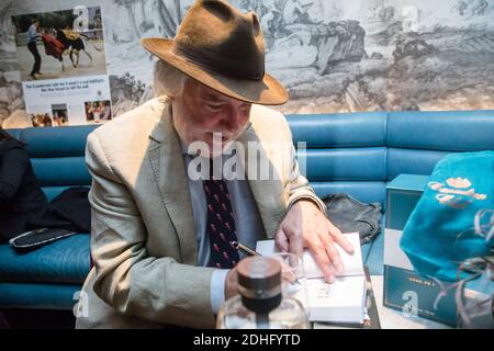 Toronto, Ontario, Kanada. Oktober 2018. Jim Murray wirbt für seine 2019 Whisky Bible bei Canadian Club Cocktails. Jim Murray ist ein englischer Schriftsteller, Journalist und ein bekannter Whisky-Kritiker. Quelle: Shawn Goldberg/SOPA Images/ZUMA Wire/Alamy Live News Stockfoto