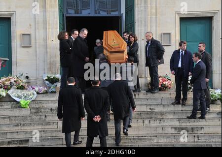 Francois Sarkozy, Olivier Sarkozy und der Sarg bei der Beerdigung von Andree Sarkozy aka Dadue, Mutter des ehemaligen französischen Präsidenten Nicolas Sarkozy, in der Saint-Jean-Baptiste Kirche in Neuilly-Sur-seine, Frankreich am 18. Dezember 2017. Foto von ABACAPRESS.COM Stockfoto