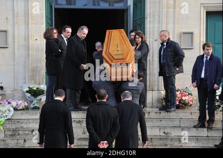 Francois Sarkozy, Olivier Sarkozy der Sarg, der bei der Beerdigung von Andree Sarkozy alias Dadue, Mutter des ehemaligen französischen Präsidenten Nicolas Sarkozy, in der Saint-Jean-Baptiste Kirche in Neuilly-Sur-seine, Frankreich am 18. Dezember 2017 ankommt. Foto von ABACAPRESS.COM Stockfoto