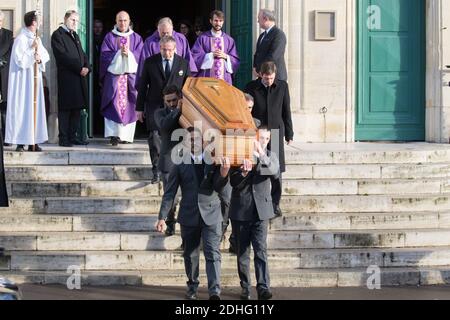 Der Sarg während der Beerdigung von Andree Sarkozy aka Dadue, Mutter des ehemaligen französischen Präsidenten Nicolas Sarkozy, in der Saint-Jean-Baptiste Kirche in Neuilly-Sur-seine, Frankreich am 18. Dezember 2017. Foto von ABACAPRESS.COM Stockfoto