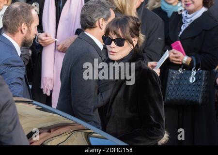 Carla Bruni-Sarkozy während der Beerdigung von Andree Sarkozy aka Dadue, Mutter des ehemaligen französischen Präsidenten Nicolas Sarkozy, in der Saint-Jean-Baptiste Kirche in Neuilly-Sur-seine, Frankreich am 18. Dezember 2017. Foto von ABACAPRESS.COM Stockfoto