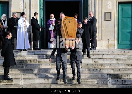 Der Sarg während der Beerdigung von Andree Sarkozy aka Dadue, Mutter des ehemaligen französischen Präsidenten Nicolas Sarkozy, in der Saint-Jean-Baptiste Kirche in Neuilly-Sur-seine, Frankreich am 18. Dezember 2017. Foto von ABACAPRESS.COM Stockfoto