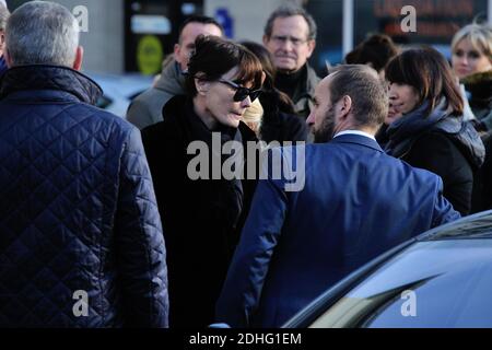 Carla Bruni-Sarkozy während der Beerdigung von Andree Sarkozy aka Dadue, Mutter des ehemaligen französischen Präsidenten Nicolas Sarkozy, in der Saint-Jean-Baptiste Kirche in Neuilly-Sur-seine, Frankreich am 18. Dezember 2017. Foto von ABACAPRESS.COM Stockfoto