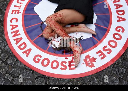 Schwester von Jade Lagardère (Arnaud Lagardère Ehefrau), dem jungen Star der sozialen Netzwerke Cassandra Foret mit PETA Tierschutzaktivisten protestieren am 22. Dezember 2017 in Paris, Frankreich, gegen die Canada Goose Company. Die Firma, die für ihre Winter Parkas berühmt ist, hat unter zunehmender Kritik für ihre Verwendung von Kojote Fell kommen, um ihre Jacken zu trimmen und sie zu füllen. Foto von Alain Apaydin/ABACAPRESS.COM Stockfoto