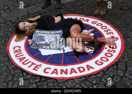 Schwester von Jade Lagardère (Arnaud Lagardère Ehefrau), dem jungen Star der sozialen Netzwerke Cassandra Foret mit PETA Tierschutzaktivisten protestieren am 22. Dezember 2017 in Paris, Frankreich, gegen die Canada Goose Company. Die Firma, die für ihre Winter Parkas berühmt ist, hat unter zunehmender Kritik für ihre Verwendung von Kojote Fell kommen, um ihre Jacken zu trimmen und sie zu füllen. Foto von Alain Apaydin/ABACAPRESS.COM Stockfoto