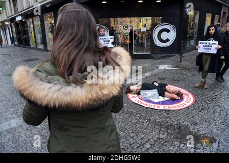 Schwester von Jade Lagardère (Arnaud Lagardère Ehefrau), dem jungen Star der sozialen Netzwerke Cassandra Foret mit PETA Tierschutzaktivisten protestieren am 22. Dezember 2017 in Paris, Frankreich, gegen die Canada Goose Company. Die Firma, die für ihre Winter Parkas berühmt ist, hat unter zunehmender Kritik für ihre Verwendung von Kojote Fell kommen, um ihre Jacken zu trimmen und sie zu füllen. Foto von Alain Apaydin/ABACAPRESS.COM Stockfoto