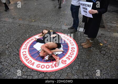 Schwester von Jade Lagardère (Arnaud Lagardère Ehefrau), dem jungen Star der sozialen Netzwerke Cassandra Foret mit PETA Tierschutzaktivisten protestieren am 22. Dezember 2017 in Paris, Frankreich, gegen die Canada Goose Company. Die Firma, die für ihre Winter Parkas berühmt ist, hat unter zunehmender Kritik für ihre Verwendung von Kojote Fell kommen, um ihre Jacken zu trimmen und sie zu füllen. Foto von Alain Apaydin/ABACAPRESS.COM Stockfoto