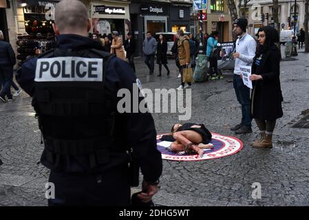 Schwester von Jade Lagardère (Arnaud Lagardère Ehefrau), dem jungen Star der sozialen Netzwerke Cassandra Foret mit PETA Tierschutzaktivisten protestieren am 22. Dezember 2017 in Paris, Frankreich, gegen die Canada Goose Company. Die Firma, die für ihre Winter Parkas berühmt ist, hat unter zunehmender Kritik für ihre Verwendung von Kojote Fell kommen, um ihre Jacken zu trimmen und sie zu füllen. Foto von Alain Apaydin/ABACAPRESS.COM Stockfoto