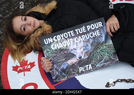 Schwester von Jade Lagardère (Arnaud Lagardère Ehefrau), dem jungen Star der sozialen Netzwerke Cassandra Foret mit PETA Tierschutzaktivisten protestieren am 22. Dezember 2017 in Paris, Frankreich, gegen die Canada Goose Company. Die Firma, die für ihre Winter Parkas berühmt ist, hat unter zunehmender Kritik für ihre Verwendung von Kojote Fell kommen, um ihre Jacken zu trimmen und sie zu füllen. Foto von Alain Apaydin/ABACAPRESS.COM Stockfoto