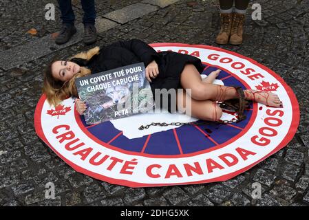 Schwester von Jade Lagardère (Arnaud Lagardère Ehefrau), dem jungen Star der sozialen Netzwerke Cassandra Foret mit PETA Tierschutzaktivisten protestieren am 22. Dezember 2017 in Paris, Frankreich, gegen die Canada Goose Company. Die Firma, die für ihre Winter Parkas berühmt ist, hat unter zunehmender Kritik für ihre Verwendung von Kojote Fell kommen, um ihre Jacken zu trimmen und sie zu füllen. Foto von Alain Apaydin/ABACAPRESS.COM Stockfoto