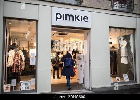 Dieses Foto vom 27. Dezember 2017 zeigt das Logo des französischen Bekleidungsherstellers Pimkie in Paris, Frankreich. Pimkie plant, das Unternehmen im Jahr 2018 zu verkleinern und einige Geschäfte zu schließen. Foto von Eliot Blondt/ABACAPRESS.COM Stockfoto