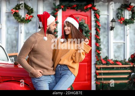 Glückliches Paar feiert Weihnachten im Freien Stockfoto