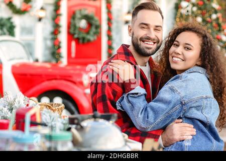 Glückliches junges Paar feiert Weihnachten im Freien Stockfoto
