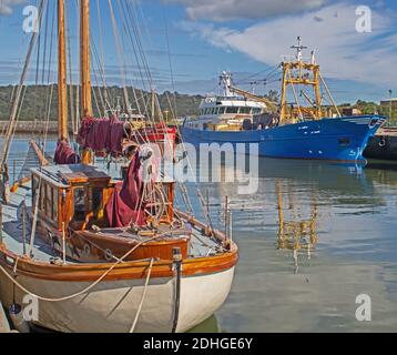 Ein Fischerboot und eine Yacht in Penryn Dock, Bangor Nord Wales Stockfoto