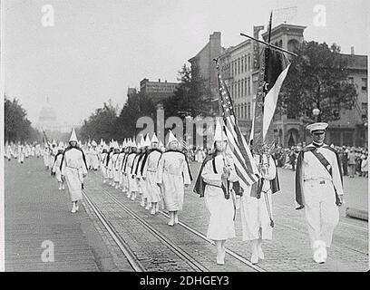 Ku Klux Klan Mitglieder marschieren die Pennsylvania Avenue in Washington D.C. im Jahr 1928 hinunter. Stockfoto