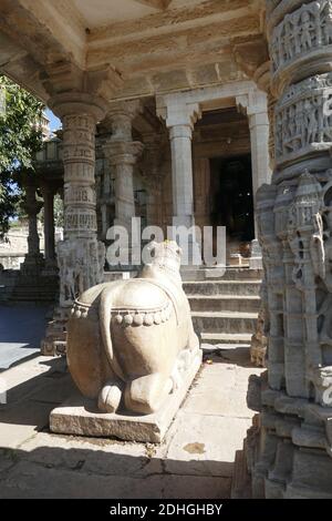 Der Nandi Stier, Fahrzeug von Shiva vor Samadhisvar Shiva Tempel, Chittorgarh, Rajasthan, Indien Stockfoto