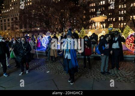 New York, Usa. Dezember 2020. Die Menschen besuchen und feiern während der Zeremonie, um Menorah zur ersten Nacht von Hanukkah auf Pulitzer Fountain plaza in New York am 10. Dezember 2020 zu entzünden. Jährliche Veranstaltung der Lubavitch Youth Organisation, wo Rabbiner Shmuel Butman ist der Direktor. (Foto von Lev Radin/Sipa USA) Quelle: SIPA USA/Alamy Live News Stockfoto